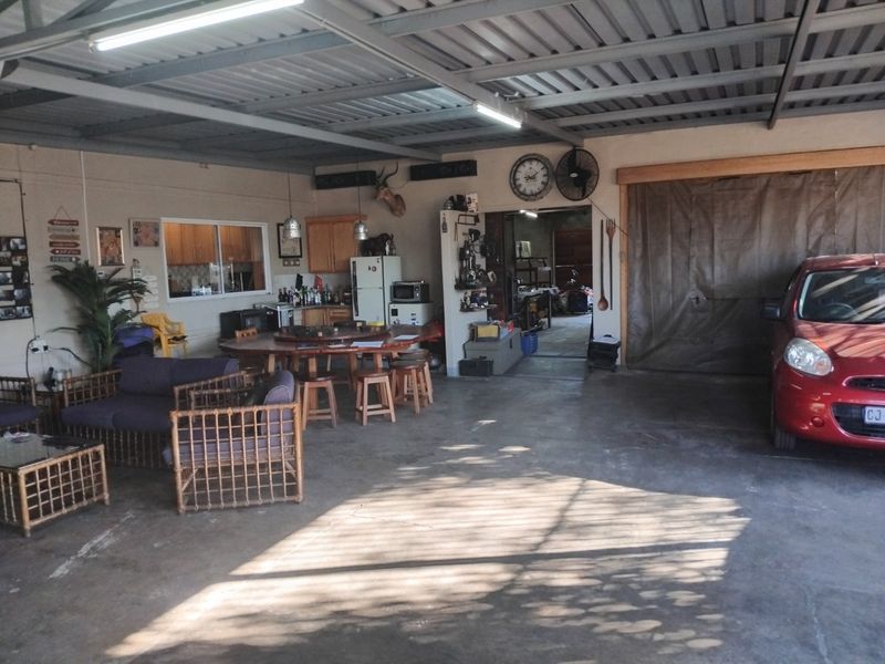 Spacious 3-Bedroom Family Home with Multiple Living Areas and Ample Parking - Photo 2