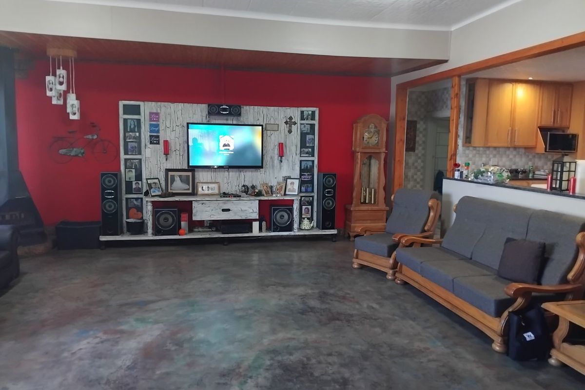 Spacious 3-Bedroom Family Home with Multiple Living Areas and Ample Parking - Photo 3