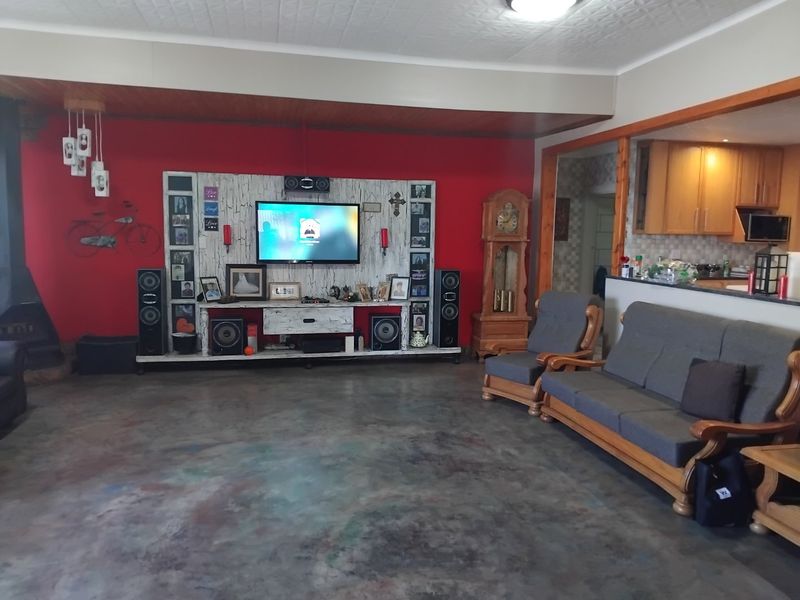 Spacious 3-Bedroom Family Home with Multiple Living Areas and Ample Parking - Photo 3