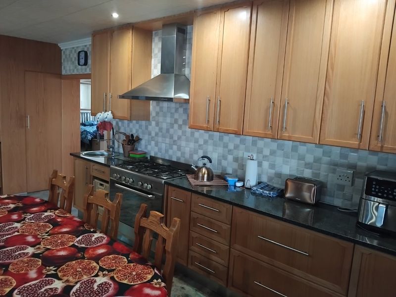 Spacious 3-Bedroom Family Home with Multiple Living Areas and Ample Parking - Photo 9