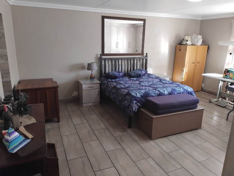 Spacious 3-Bedroom Family Home with Multiple Living Areas and Ample Parking - Photo 10