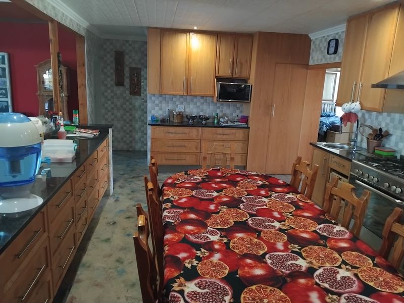 Spacious 3-Bedroom Family Home with Multiple Living Areas and Ample Parking - Photo 8