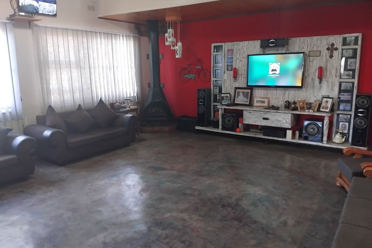 Spacious 3-Bedroom Family Home with Multiple Living Areas and Ample Parking - Photo 5