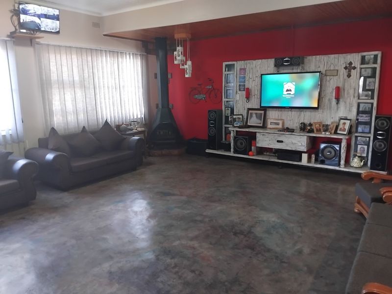 Spacious 3-Bedroom Family Home with Multiple Living Areas and Ample Parking - Photo 5