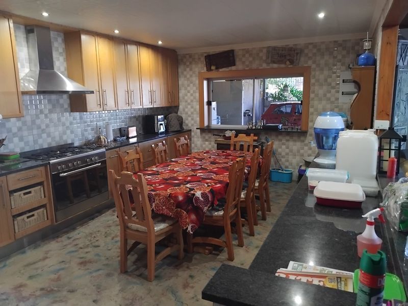 Spacious 3-Bedroom Family Home with Multiple Living Areas and Ample Parking - Photo 7