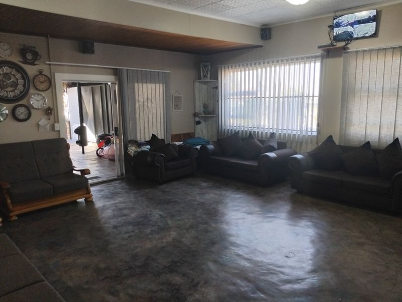 Spacious 3-Bedroom Family Home with Multiple Living Areas and Ample Parking - Photo 6