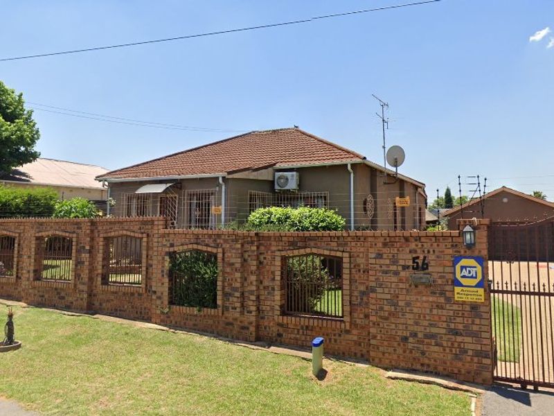 Spacious 4-Bedroom Family Home with Cottage and Inverter System - Photo 2