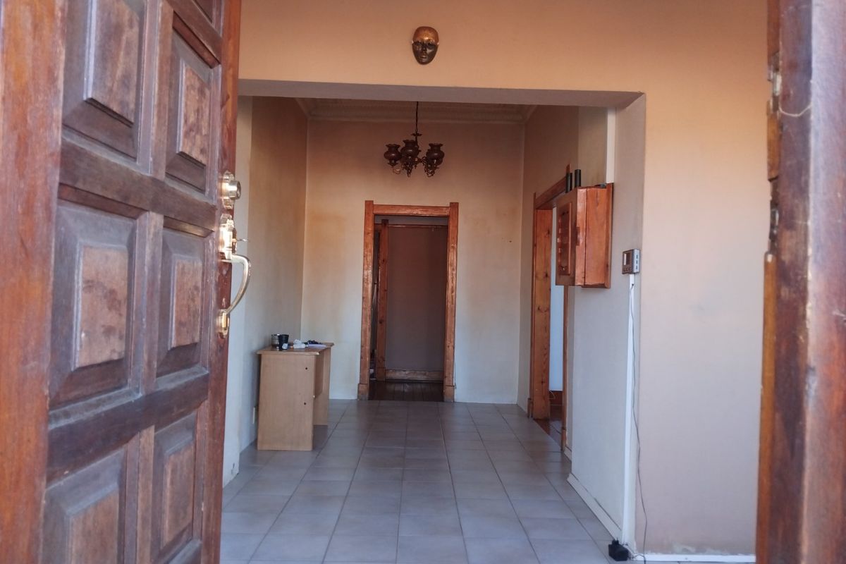 Spacious 4-Bedroom Family Home with Cottage and Inverter System - Photo 5
