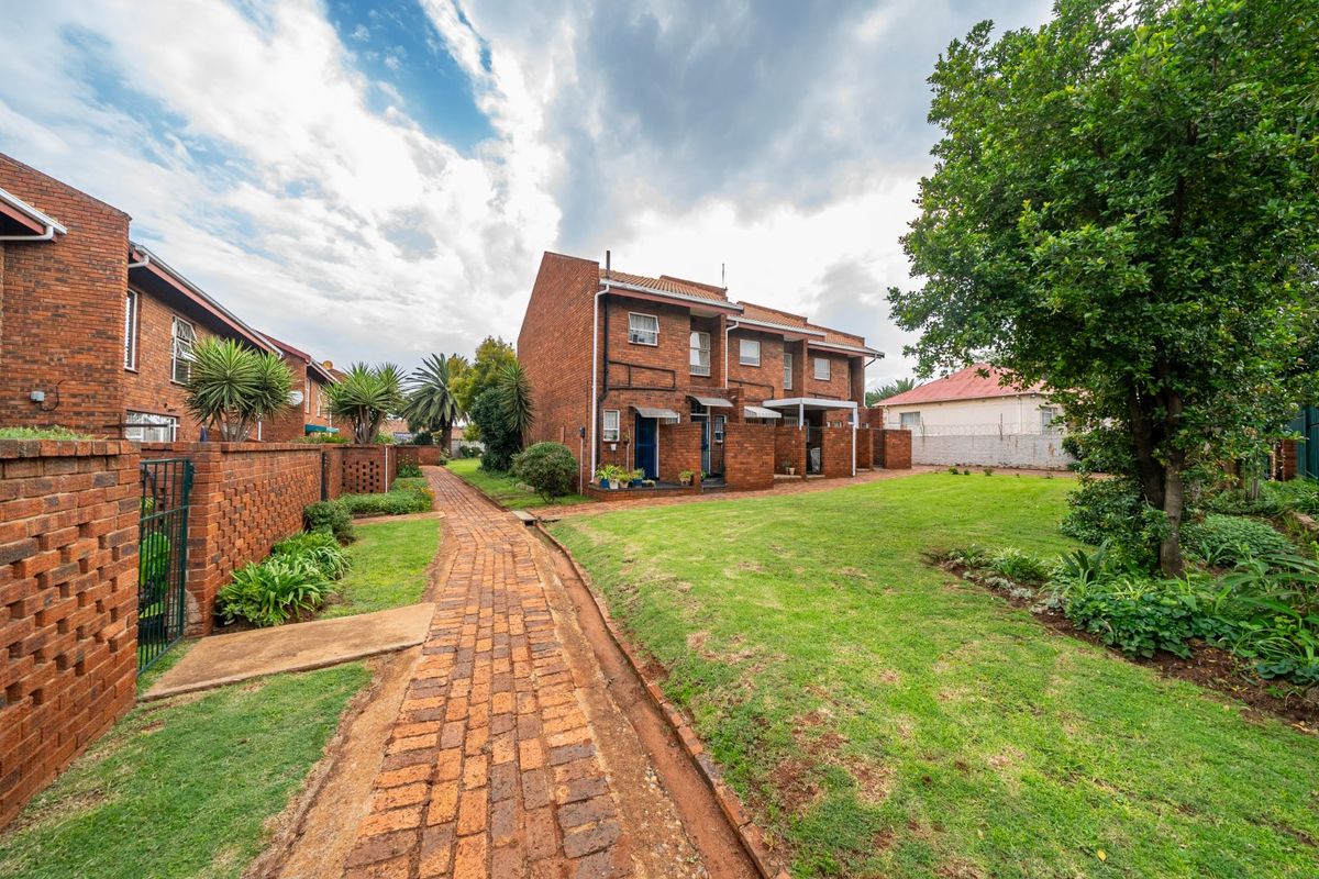 Modern 2 Bedroom Townhouse with Garden in Secure Complex - Photo 3