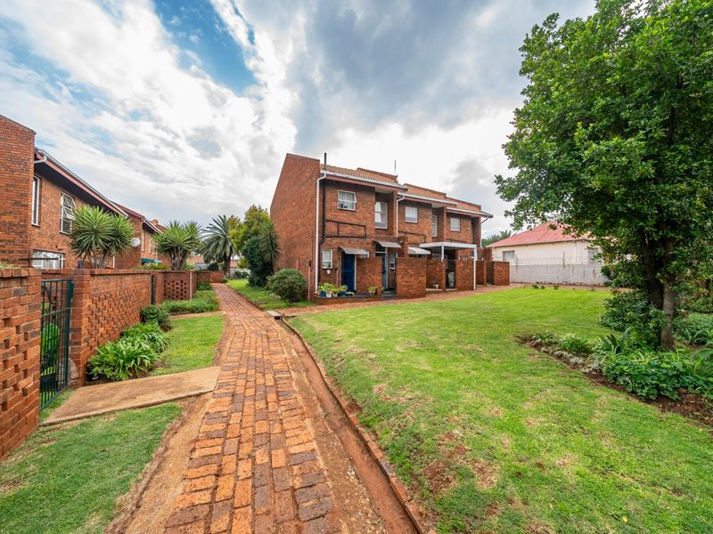 Modern 2 Bedroom Townhouse with Garden in Secure Complex - Photo 3