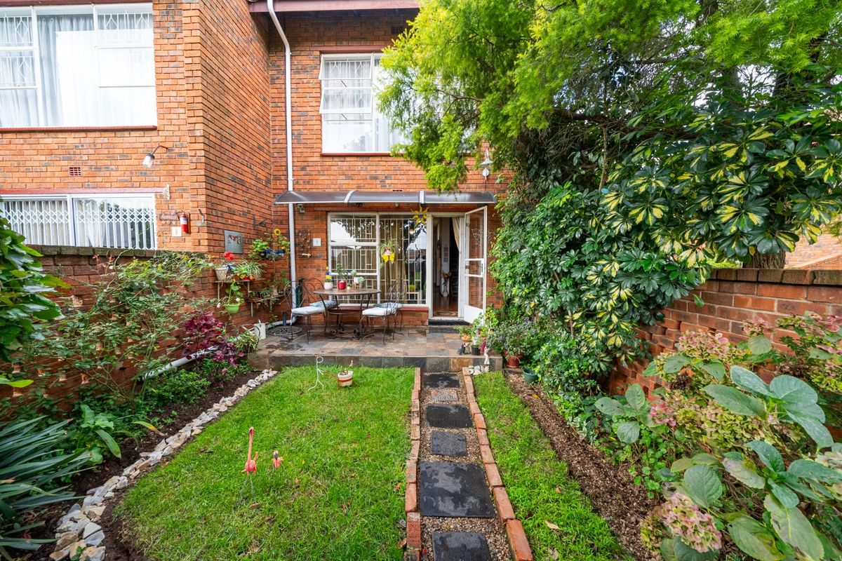 Modern 2 Bedroom Townhouse with Garden in Secure Complex - Photo 2