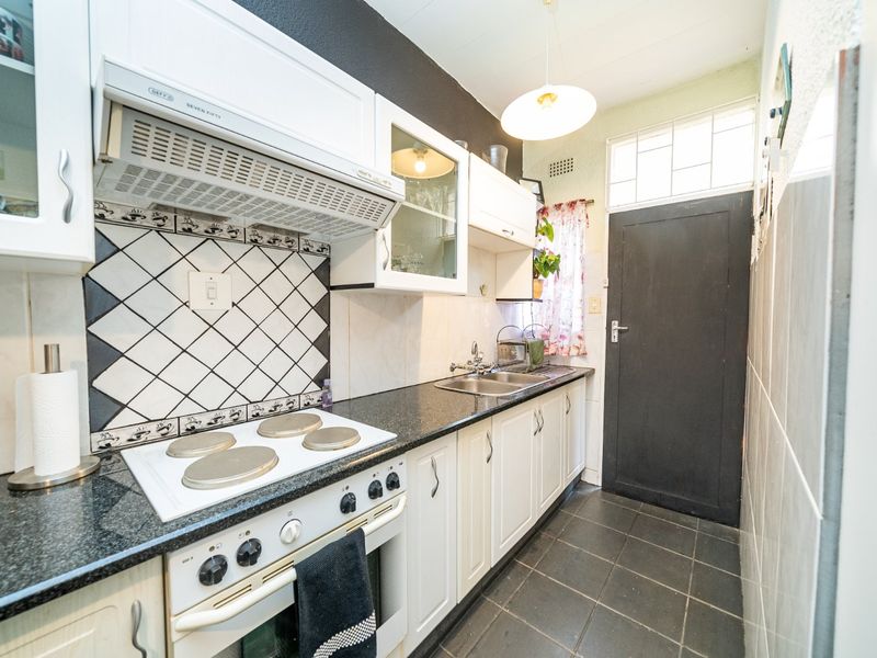 Modern 2 Bedroom Townhouse with Garden in Secure Complex - Photo 10