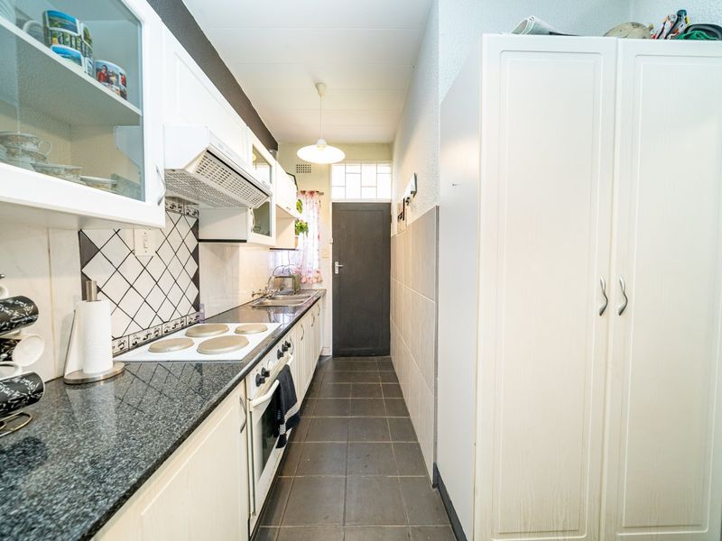 Modern 2 Bedroom Townhouse with Garden in Secure Complex - Photo 9