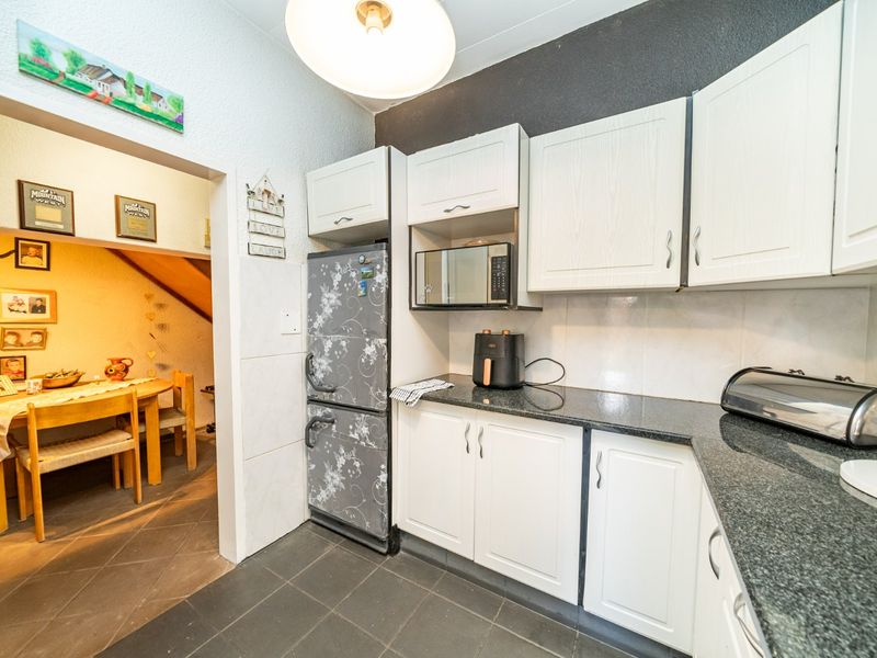 Modern 2 Bedroom Townhouse with Garden in Secure Complex - Photo 8