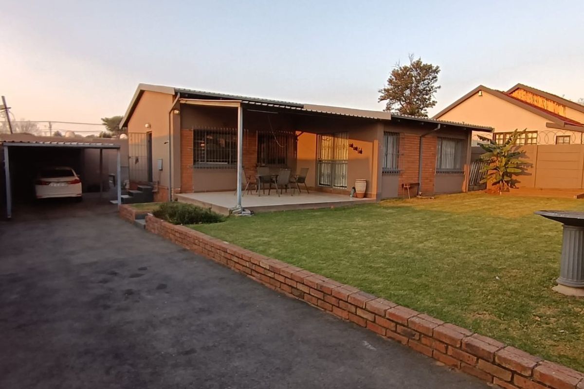 Charming 3-Bedroom Home with Pool in Secure Setting - Photo 2