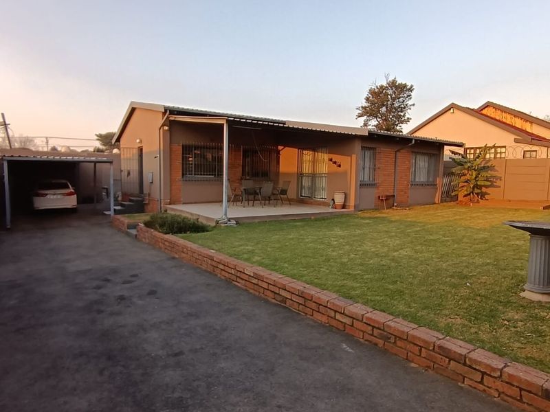Charming 3-Bedroom Home with Pool in Secure Setting - Photo 2