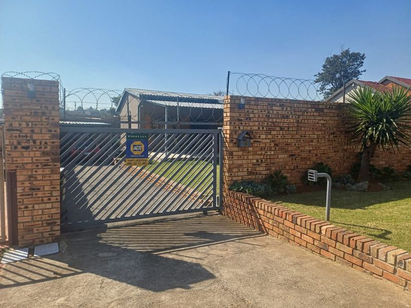 Charming 3-Bedroom Home with Pool in Secure Setting - Photo 3