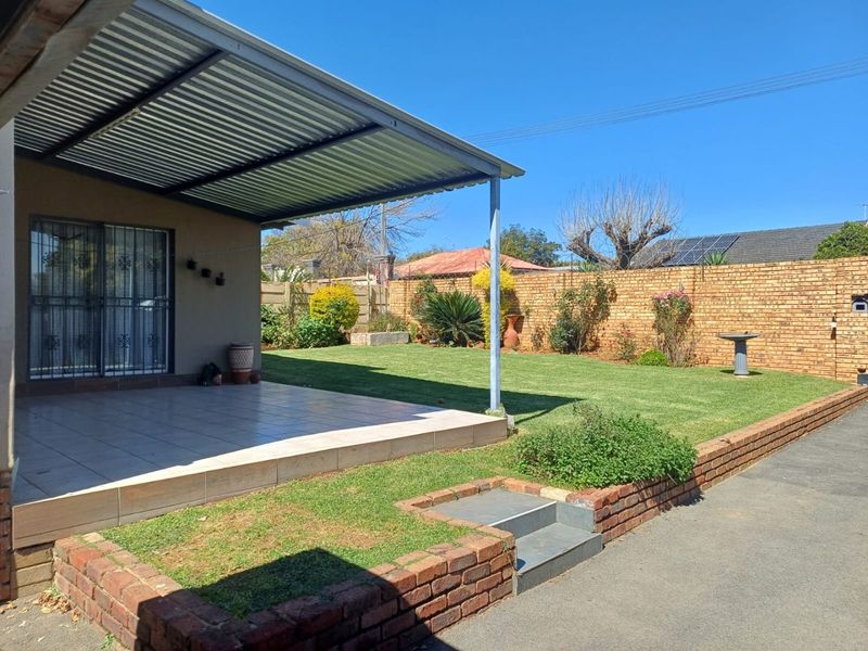 Charming 3-Bedroom Home with Pool in Secure Setting - Photo 1