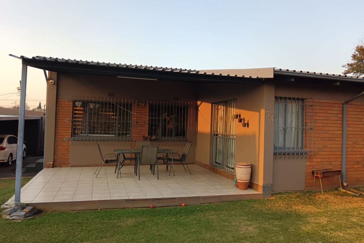 Charming 3-Bedroom Home with Pool in Secure Setting - Photo 5
