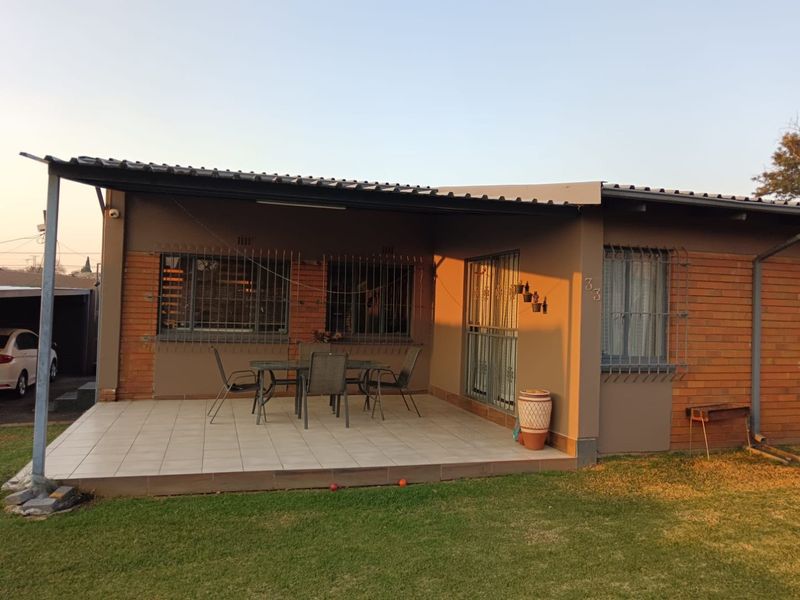 Charming 3-Bedroom Home with Pool in Secure Setting - Photo 5
