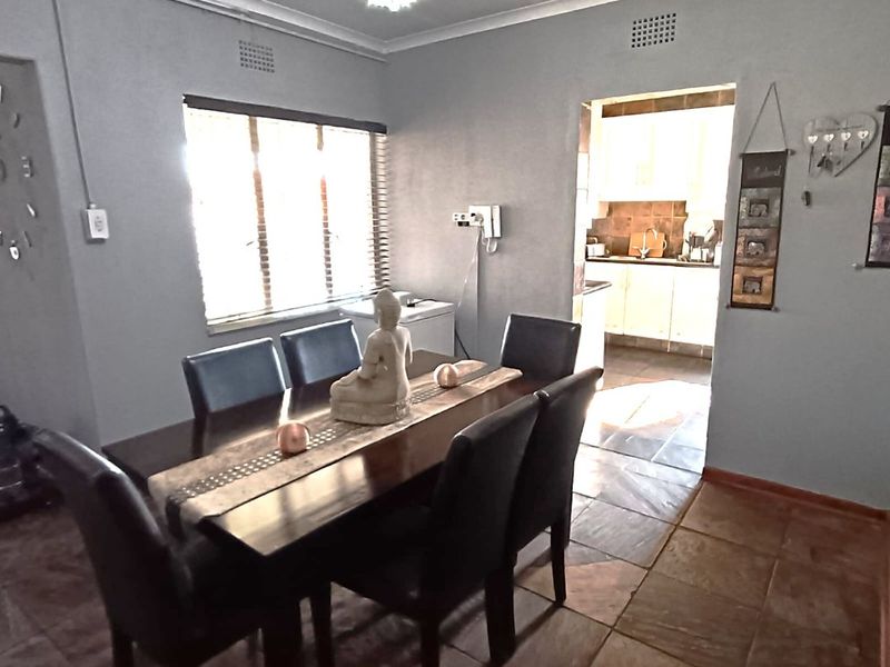 Charming 3-Bedroom Home with Pool in Secure Setting - Photo 8
