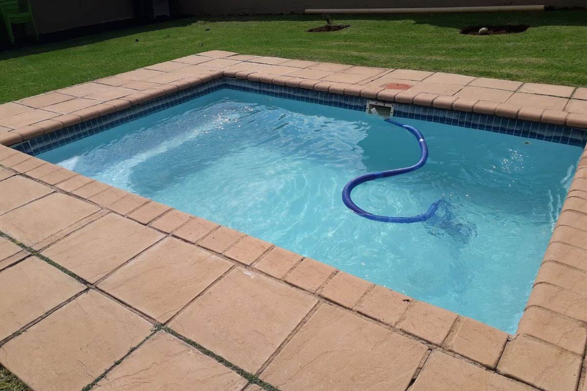 Charming 3-Bedroom Home with Pool in Secure Setting - Photo 4