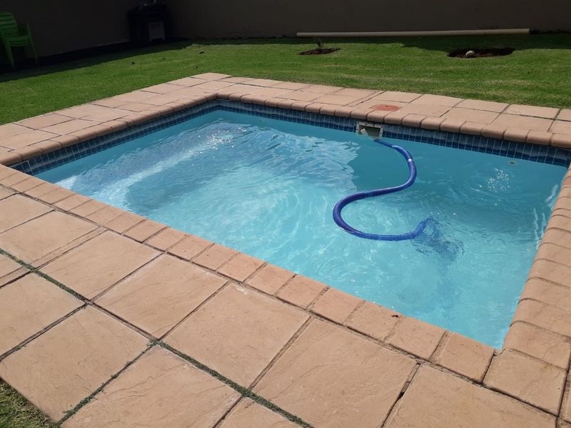 Charming 3-Bedroom Home with Pool in Secure Setting - Photo 4