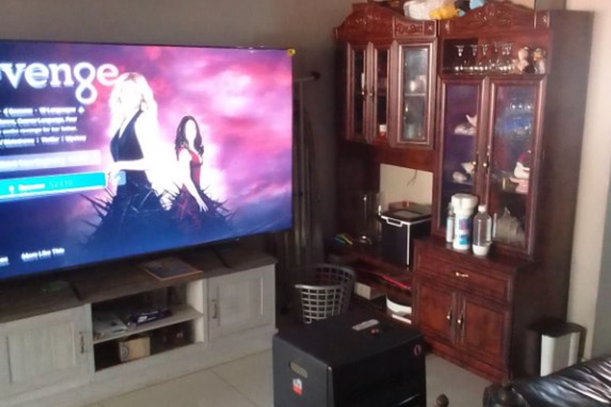 Neat 2-Bedroom Duplex with Garden - Photo 2