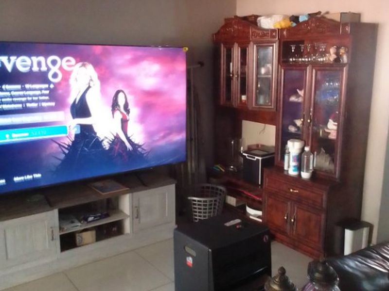 Neat 2-Bedroom Duplex with Garden - Photo 2