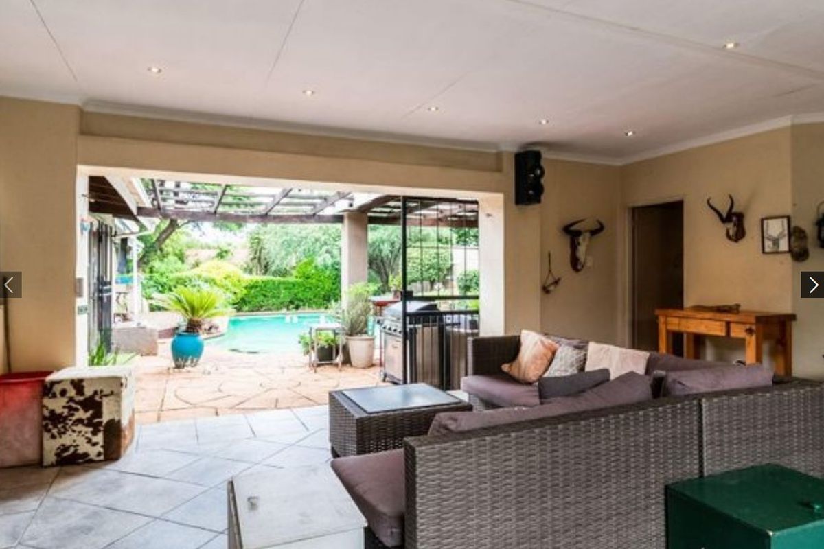 Spacious 3-Bedroom Family Home with Flatlets & Entertainment Features - Photo 3