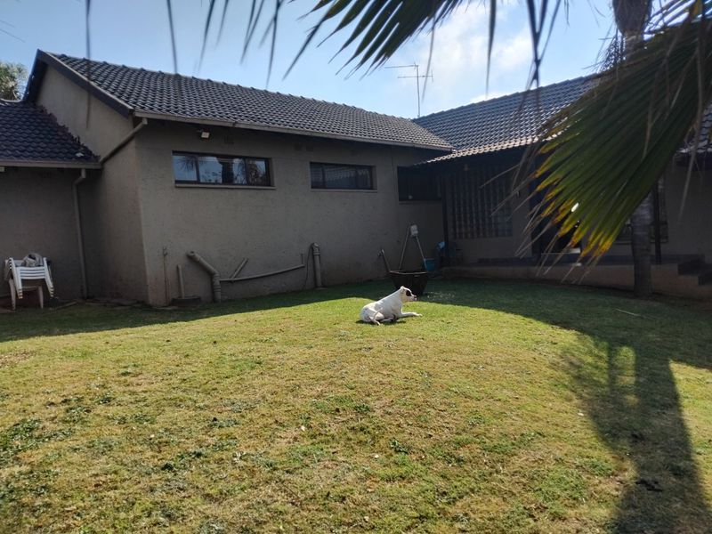 Spacious and Secure 3-Bedroom Home with Pool and Granny Flat - Photo 2