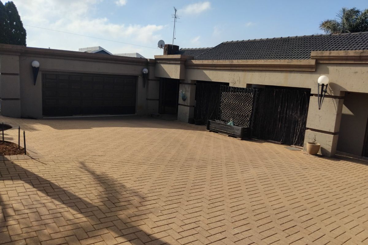 Spacious and Secure 3-Bedroom Home with Pool and Granny Flat - Photo 3