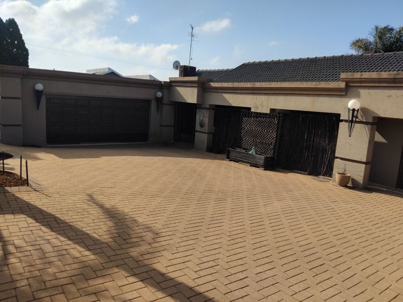 Spacious and Secure 3-Bedroom Home with Pool and Granny Flat - Photo 3