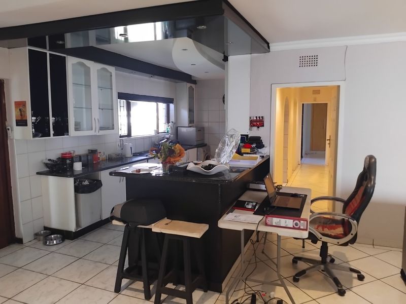 Spacious and Secure 3-Bedroom Home with Pool and Granny Flat - Photo 8