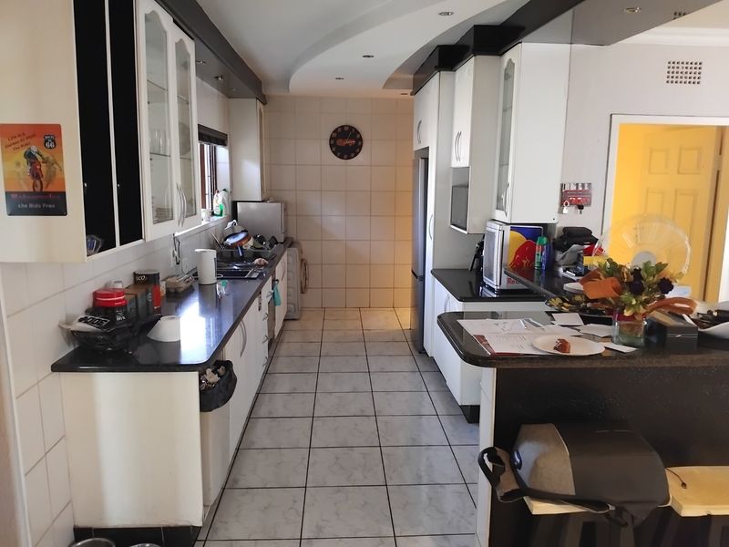 Spacious and Secure 3-Bedroom Home with Pool and Granny Flat - Photo 9