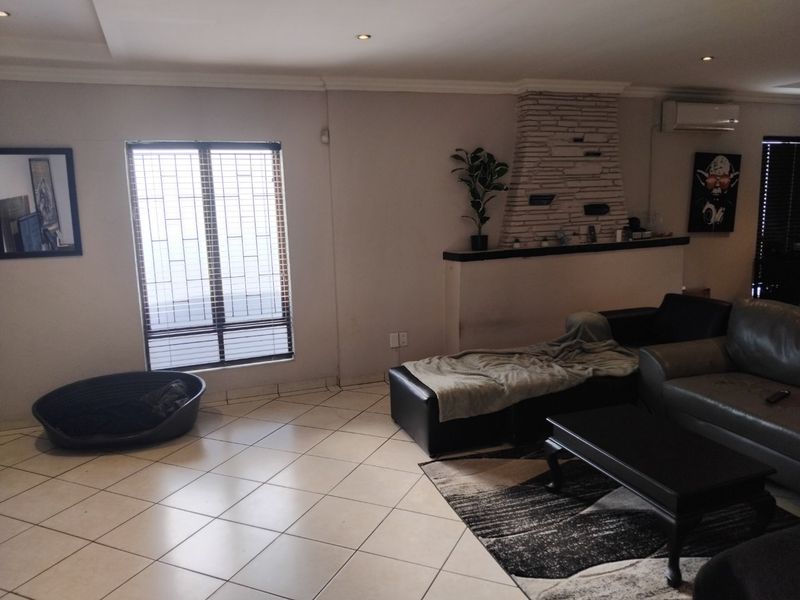 Spacious and Secure 3-Bedroom Home with Pool and Granny Flat - Photo 7