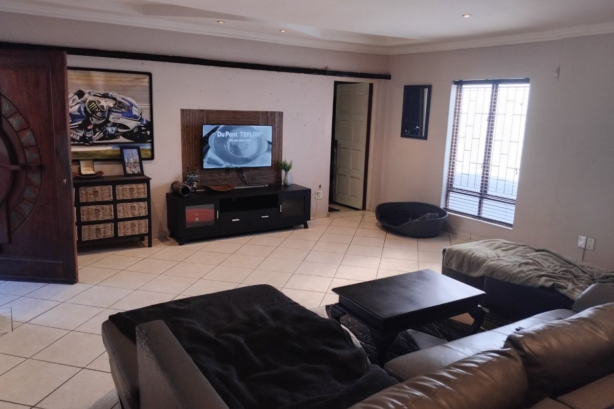 Spacious and Secure 3-Bedroom Home with Pool and Granny Flat - Photo 5