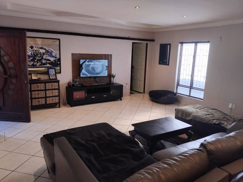 Spacious and Secure 3-Bedroom Home with Pool and Granny Flat - Photo 5