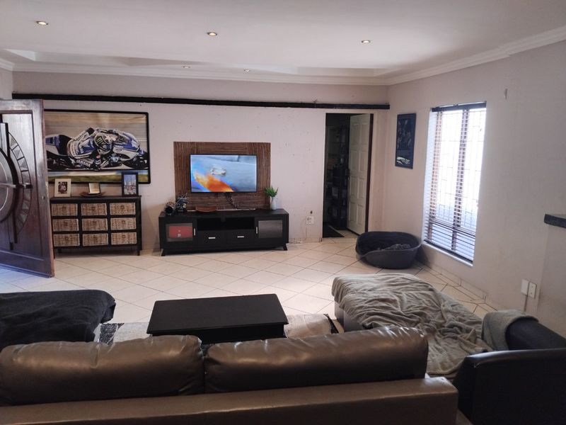 Spacious and Secure 3-Bedroom Home with Pool and Granny Flat - Photo 6