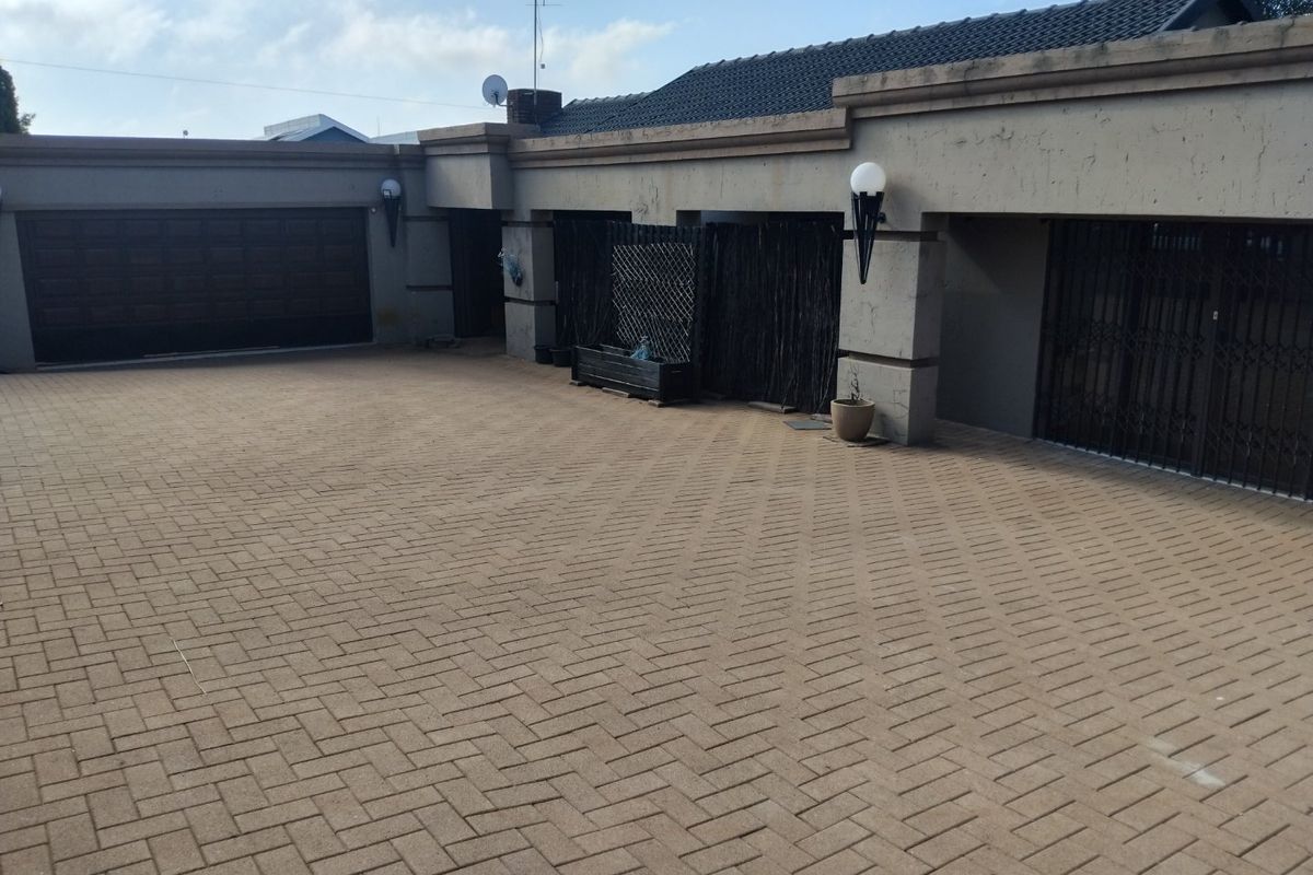 Spacious and Secure 3-Bedroom Home with Pool and Granny Flat - Photo 4