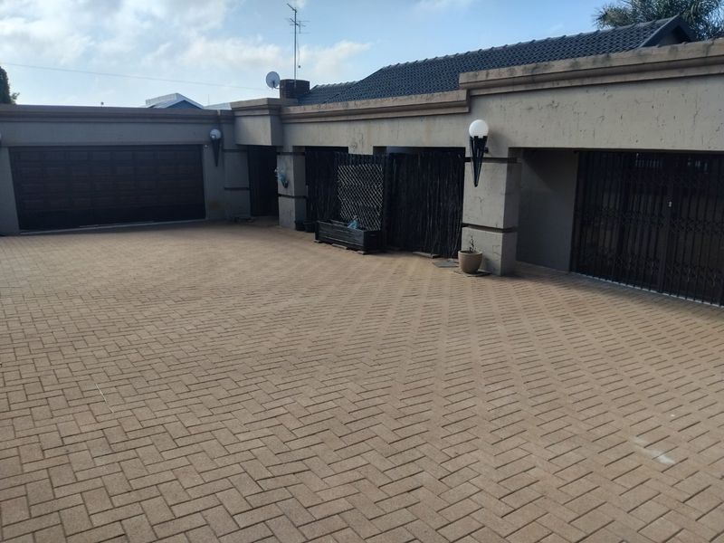 Spacious and Secure 3-Bedroom Home with Pool and Granny Flat - Photo 4