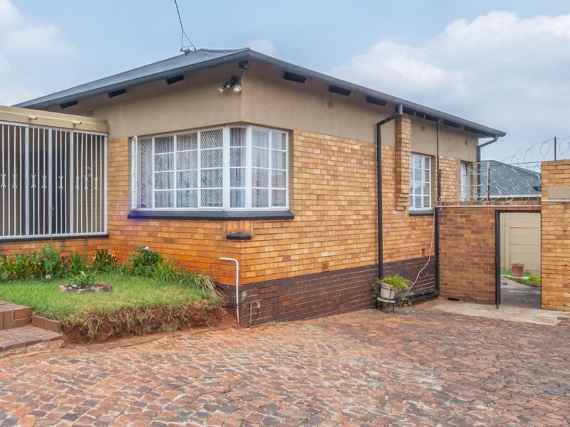 Charming 3-Bedroom Home with Sunroom, Garden, and Secure Parking - Photo 2