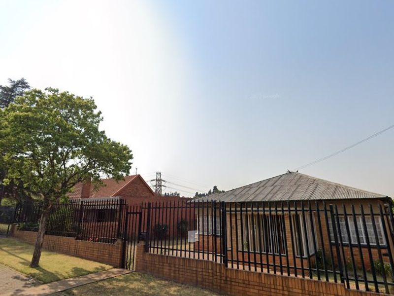 Charming 3-Bedroom Home with Sunroom, Garden, and Secure Parking - Photo 4