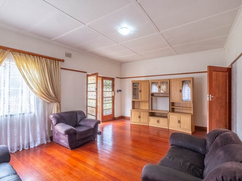 Charming 3-Bedroom Home with Sunroom, Garden, and Secure Parking - Photo 10