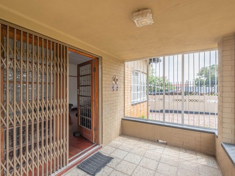 Charming 3-Bedroom Home with Sunroom, Garden, and Secure Parking - Photo 9