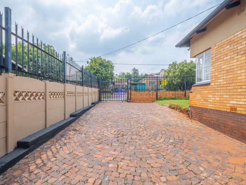 Charming 3-Bedroom Home with Sunroom, Garden, and Secure Parking - Photo 8