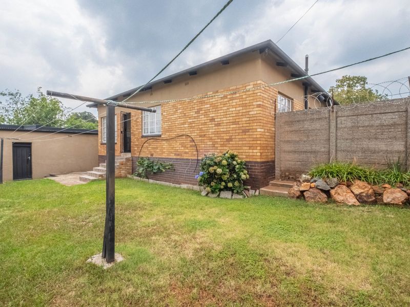 Charming 3-Bedroom Home with Sunroom, Garden, and Secure Parking - Photo 7