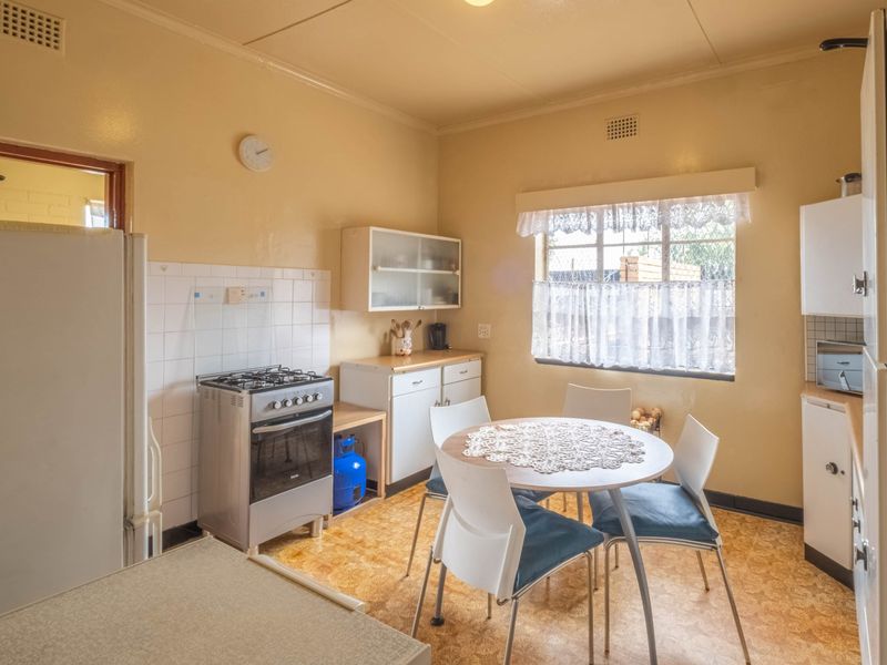 Charming 3-Bedroom Home with Sunroom, Garden, and Secure Parking - Photo 6