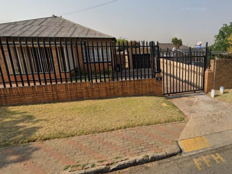 Charming 3-Bedroom Home with Sunroom, Garden, and Secure Parking - Photo 3