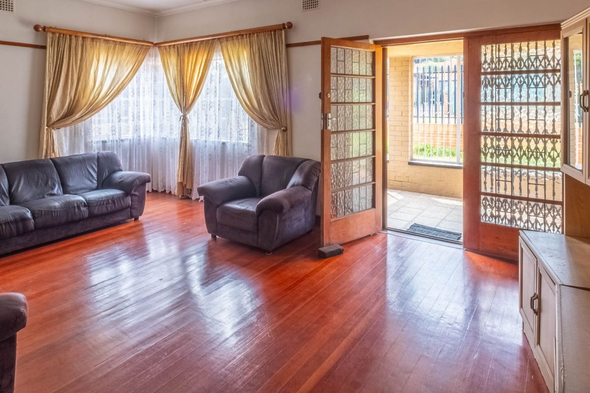 Charming 3-Bedroom Home with Sunroom, Garden, and Secure Parking - Photo 5